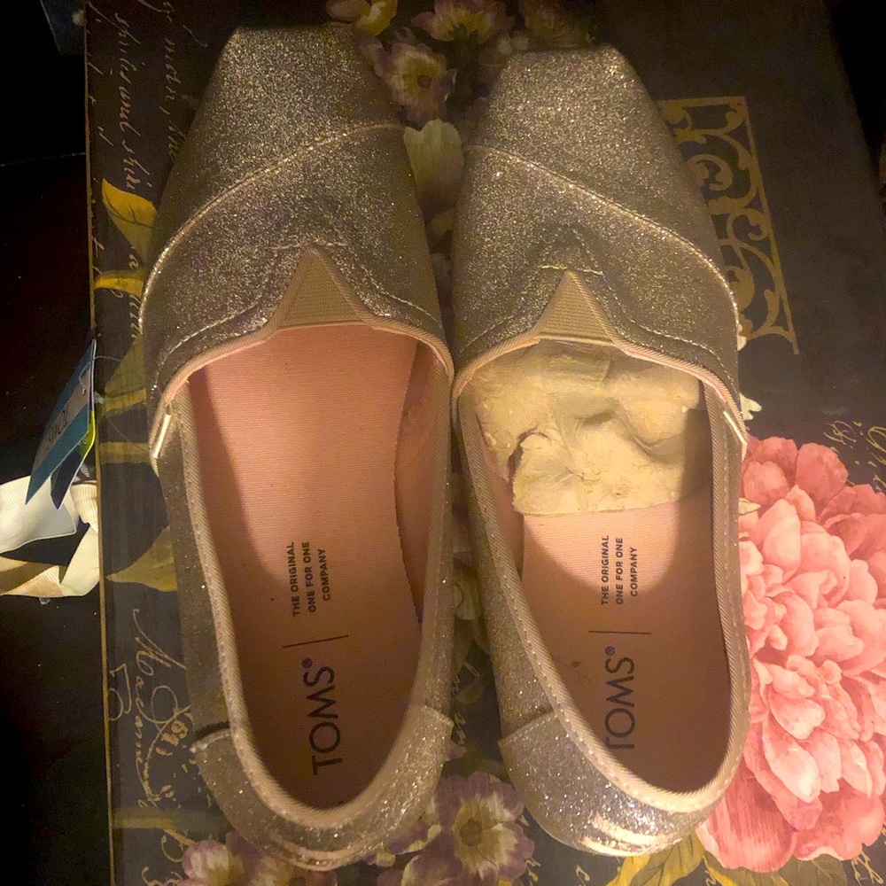 TOMS NWT size 7 Shimmery GOLD